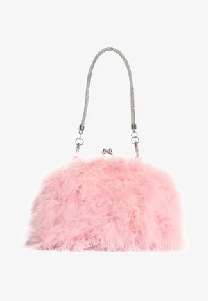 Kleine rosa flauschige Handtasche mit silberner Schnalle und einem funkelnden silbernen Kettenhenkel vor weißem Hintergrund.