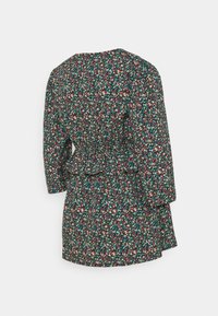 Klänning med blommönster på en mörk bakgrund. Har långa ärmar, peplummidja och rund halsringning. Materialet verkar vara lätt.