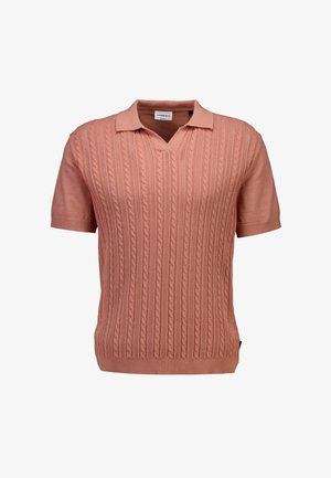 Polo a maniche corte in maglia color corallo, caratterizzato da un motivo a trecce testurizzato e da una scollatura a V. Tessuto morbido con polsini e orlo a coste.