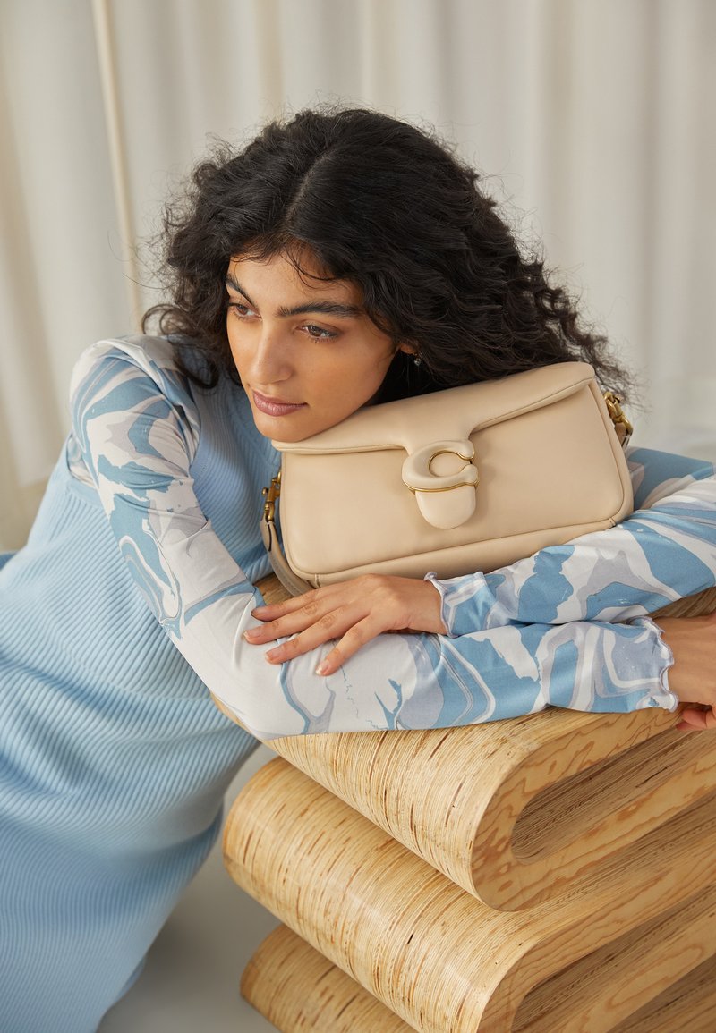 COACH COVERED CLOSURE PILLOW TABBY SHOULDER - Handbag - ivory