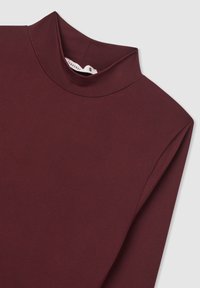 Bordowy, długi rękaw, top z wysokim kołnierzem, wykonany z gładkiego materiału. Ma prosty krój i minimalne detale szwów. Widoczna metka rozmiaru.