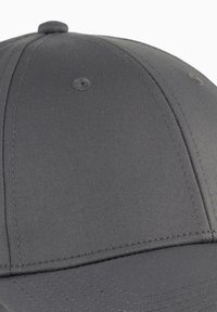Grå baseball-cap med en glat, tekstureret stof, buet skygge og synlige syninger. Fire ventilationshuller på kronen.