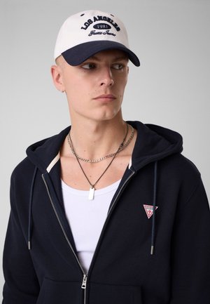 Guess, BESTICKTE BASEBALLKAPPE - Gorra - mehrfarbig, grundton blau