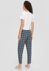 s.Oliver MIT ALL-OVER - Stoffhose - tiefblau