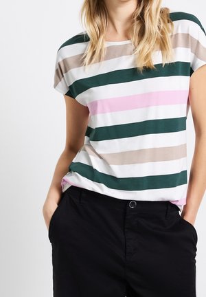 Proužkovaný top s krátkým rukávem v bílé, zelené, růžové a béžové barvě. Měkká látka s volným střihem a kulatým výstřihem. Kombinováno s černými kalhotami.