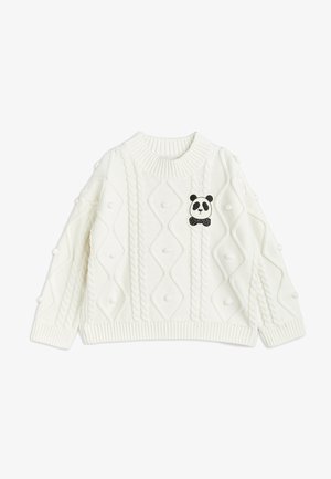 Suéter blanco de punto con patrones de diamantes texturizados y burbujas elevadas, que presenta un parche de panda negro con un lazo de lunares en la parte delantera.