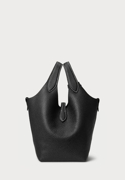 Sac en cuir noir avec une surface texturée, une forme unique et deux anses allongées. Présente des coutures blanches contrastantes le long des bords.