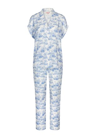To-delt hvid pyjamasæt med lysblåt blomster- og naturmønster, kortærmet skjortetop med knapper og lange bukser.