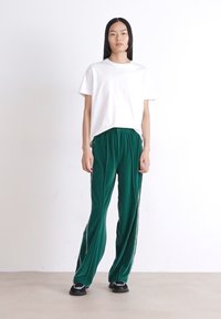 Lacoste Pantalon de survêtement - fluorine foncé/white