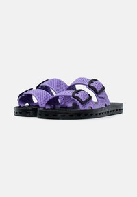 Paarse rubberen sandalen met twee verstelbare zwarte gespen, textuur bovenkant voor grip, en een zwart patroon zool.