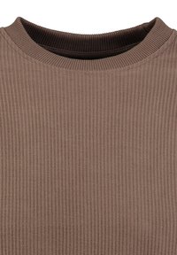 Cuello de suéter marrón acanalado con un collar redondeado y un ribete de un marrón oscuro en contraste. Textura suave y grosor medio.