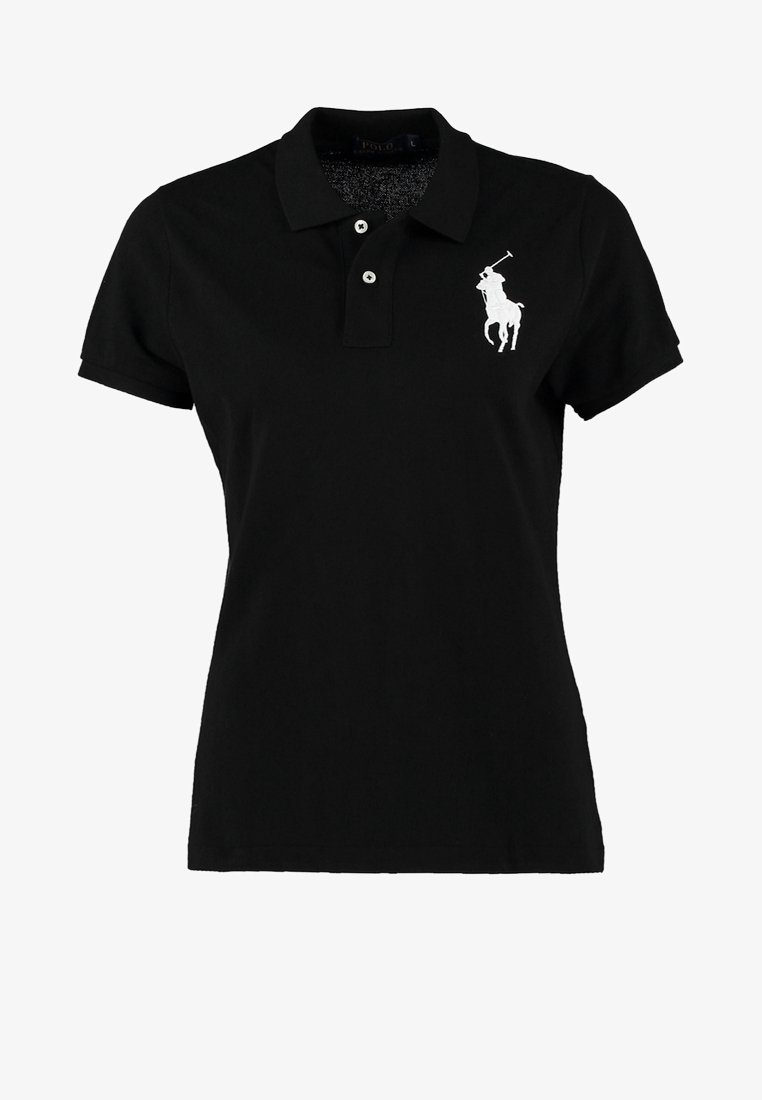 Polo shirt noir à manches courtes avec deux boutons et un logo de joueur de polo blanc sur la poitrine gauche.