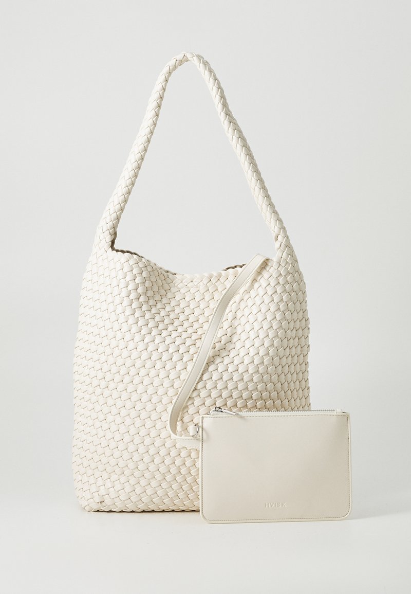 Saco tote branco trançado com uma superfície texturizada e uma alça longa; inclui uma pequena bolsa com fecho a condizer.