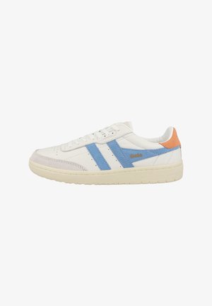 Hvid lavtop sneaker med blå sidestriber, beige sål og orange hælkappe, med snørelukning og "Gola"-logo på siden.