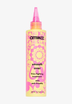 Gele en roze Amika Smooth Over anti-frizz behandelingsfles met puntige roze dop, bloemige en geometrische patronen, 200 ml formaat.