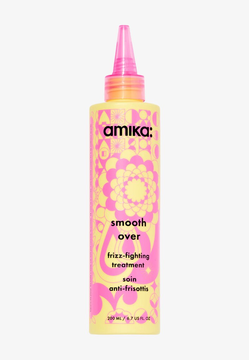Gele en roze Amika Smooth Over anti-frizz behandelingsfles met puntige roze dop, bloemige en geometrische patronen, 200 ml formaat.