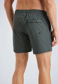 Costumi da bagno grigio scuro con cintura elastica, tasca posteriore con chiusura a bottone e una trama di tessuto liscia e leggera.