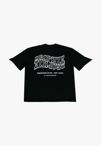 Zwarte T-shirt met witte tekst, met "DROPSIZE" in grote letters, "DROPSIZE CLUB / EST. 2020" eronder, en een gladde, katoenen textuur.