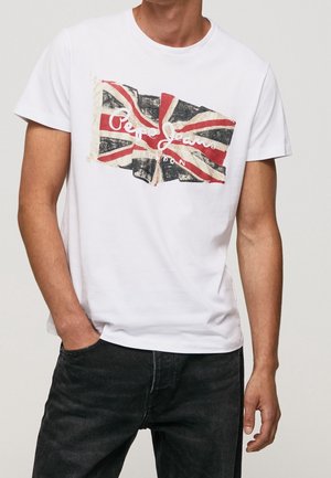 Camiseta de algodón blanca con un gráfico de la bandera Union Jack y el texto "Pepe Jeans London". Mangas cortas, cuello redondo, corte relajado.