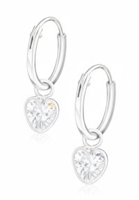 Orecchini a cerchio in argento con pendente a forma di cuore in cristallo trasparente. Finitura lucida con un semplice design a cerniera e una superficie liscia.