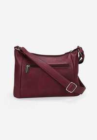 Bolso de hombro de cuero burdeos con un bolsillo frontal con cremallera, correa ajustable y textura suave; cuenta con acentos de hardware plateado.