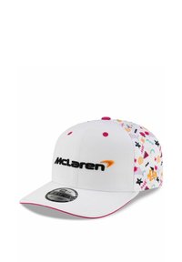 Biała czapka z nadrukowanym kolorowym wzorem po bokach, z czarnym logo "McLaren" i różowym akcentem na daszku. Regulowany rozmiar.