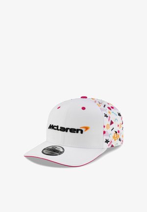Weiße Kappe mit buntem Druckmuster an den Seiten, versehen mit einem schwarzen "McLaren"-Logo und einem pinken Akzent am Schirm. Verstellbare Passform.