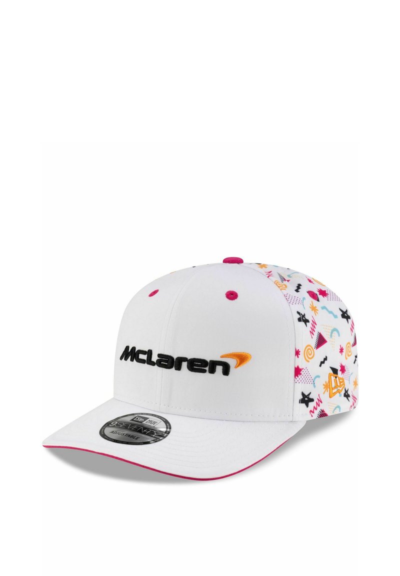 Biała czapka z nadrukowanym kolorowym wzorem po bokach, z czarnym logo "McLaren" i różowym akcentem na daszku. Regulowany rozmiar.