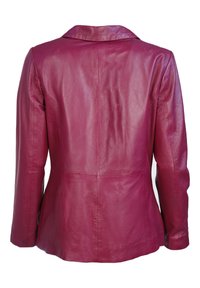 Figurengerichtete magentafarbene Lederjacke mit Reverskragen, glatter Textur und vertikaler Nahtdetail auf dem Rücken. Keine sichtbaren Taschen.