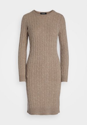 Vestido jersey beige de punto trenzado con mangas largas, cuello redondo, silueta ajustada y puños y dobladillo acanalados.