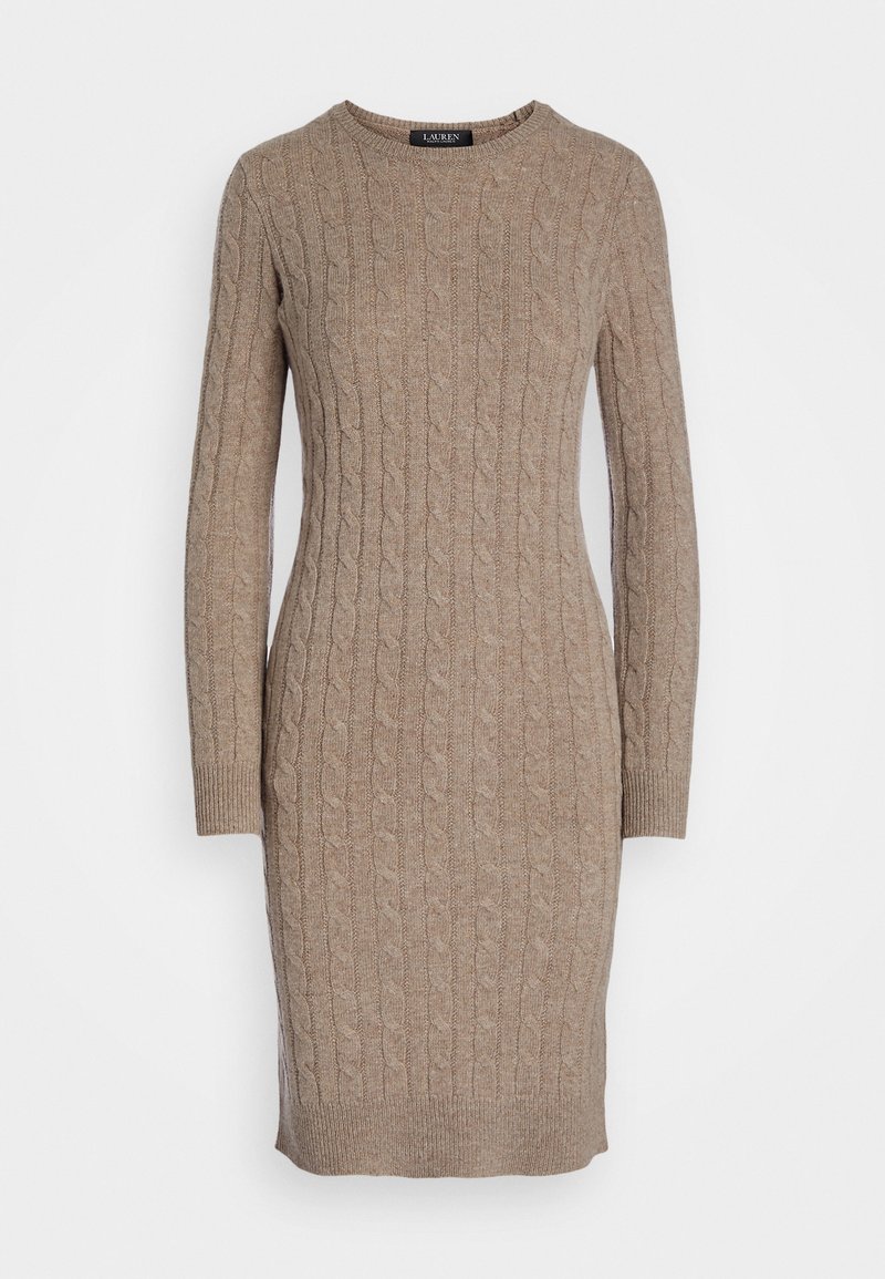 Robe-pull beige en maille torsadée à manches longues avec col rond, silhouette ajustée et poignets et ourlet côtelés.
