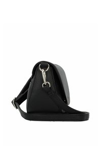 Borsa a tracolla nera in pelle con superficie texturizzata, forma angolare, tracolla regolabile e dettagli metallici argentati.