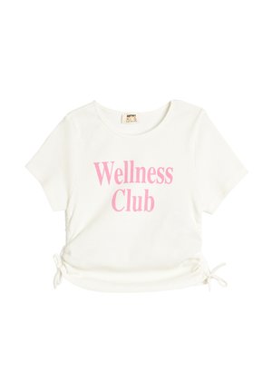 Biała koszulka z krótkim rękawem wykonana z prążkowanej tkaniny, z dużym napisem "Wellness Club" w różowym kolorze i detalami ze sznurkiem na dole.