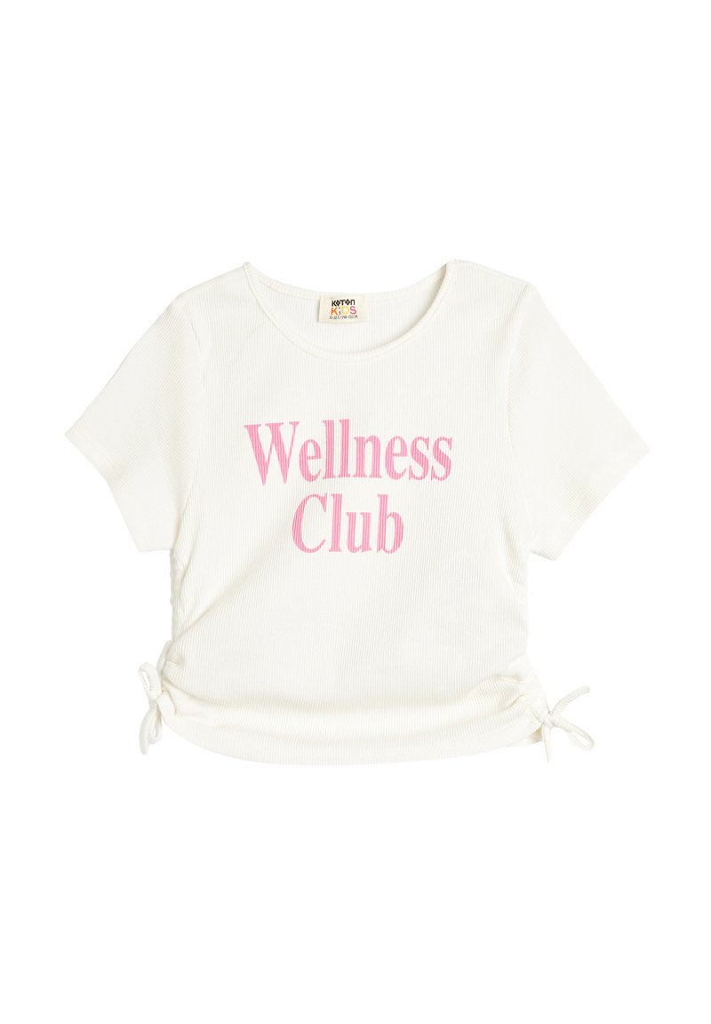 Hvid kortærmet T-shirt lavet af ribbet stof, med "Wellness Club" i store pink bogstaver og snoretrækdetaljer i kanten.