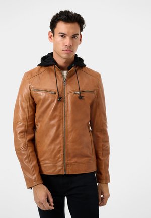 Braune Lederjacke mit schwarzer Kapuze, zwei Reißverschlusstaschen auf der Brust, enganliegende Passform und glatte Textur. Maßgeschneidertes Design mit gestickten Details.