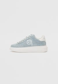 Baskets en denim bleu clair avec accents blancs, bout rond, tissu texturé et détail du logo sur le côté. Fermeture à lacets avec semelle blanche.
