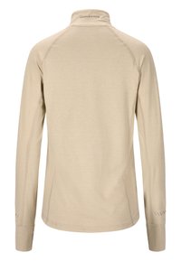 Beige sporttop met lange mouwen en een hoge kraag, flatlock naden, en een logo bij de hals. Heeft een zachte textuur en een aansluitend ontwerp.