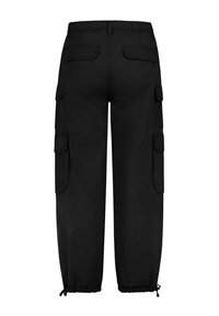 Schwarze Cargo-Hose mit elastischem Bund, fünf Taschen und verstellbaren Bündchen. Hergestellt aus einem strapazierfähigen Stoff mit glatter Oberfläche.