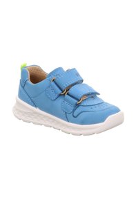 Blaue synthetische Leder-Sneaker mit zwei Klettverschlüssen, weißer Sohle und grünem Akzent an der Ferse. Verfügt über Perforationen an der Zehe.