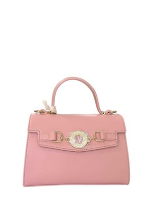 Borsa a mano in pelle rosa con manico superiore e fibbia decorativa dorata centrata sulla patta frontale su sfondo bianco.