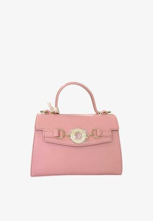 Borsa a mano in pelle rosa con manico superiore e fibbia decorativa dorata centrata sulla patta frontale su sfondo bianco.