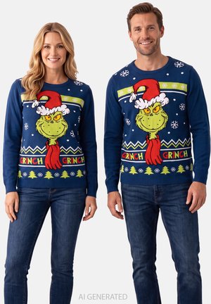 Lächelnder Mann und Frau tragen passende blaue Grinch-Weihnachtspullover mit rotem Schal- und Weihnachtsmannmützen-Design, stehen vor weißem Hintergrund.
