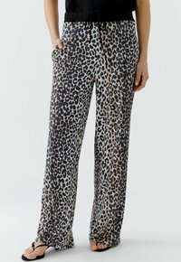 Leopardenmuster weite Hose aus leichtem Stoff, mit einem elastischen Bund und Kordelzug, Seitentaschen und schwarzen Akzenten.