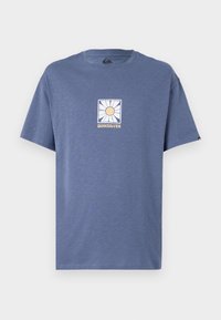 Tricou din bumbac albastru, cu mâneci scurte, având un grafic pe față cu un design de soare în interiorul unui contur pătrat. Textul "Quiksilver" în partea de jos.