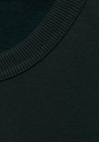 Tessuto di felpa a maglia nera con collo rotondo a costine. La trama è liscia e il materiale sembra morbido e flessibile.