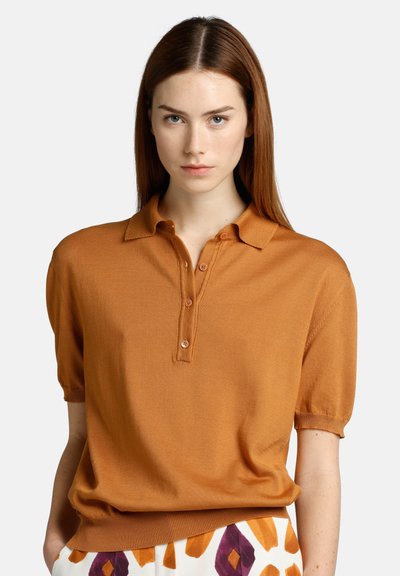 Hnědé polo tričko s krátkým rukávem, s límečkem, tří knoflíkovou légou a ribbeným lemem. Hladká pletená textura a volný střih.