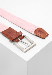 Geweven roze riem met een rechthoekige zilveren metalen gesp, bruine leren accenten en een logo dat op de leren punt is gedrukt.