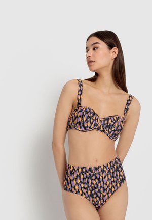 Crni i narančasti bikini set s strukturiranim, podstavljenim grudnjakom i donjim dijelom visokog struka. Tkanina ima glatku teksturu i hrabar uzorak.