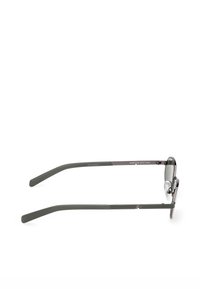 Gafas de sol con montura metálica gris, lentes oscuras y varillas delgadas verdes. Cuenta con almohadillas nasales ajustables y un acabado suave.