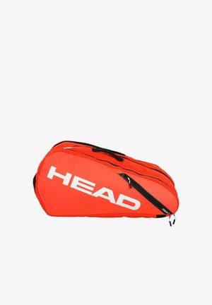 Helle orangefarbene Tennistasche mit schwarzem Reißverschluss und weißem "HEAD"-Logo an der Seite, entworfen zur Aufbewahrung von Sportausrüstung.